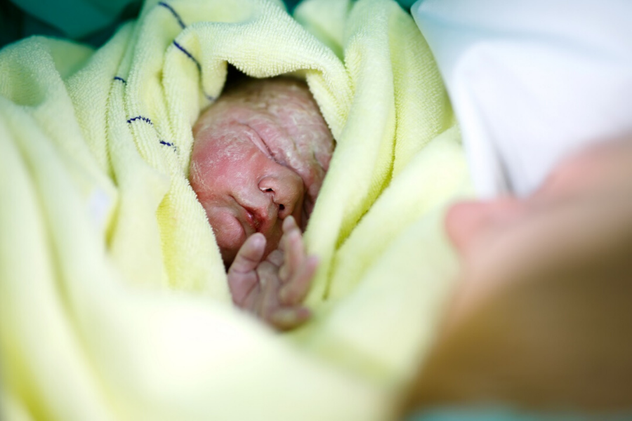dete u majcinim rukama nakon porodjaja